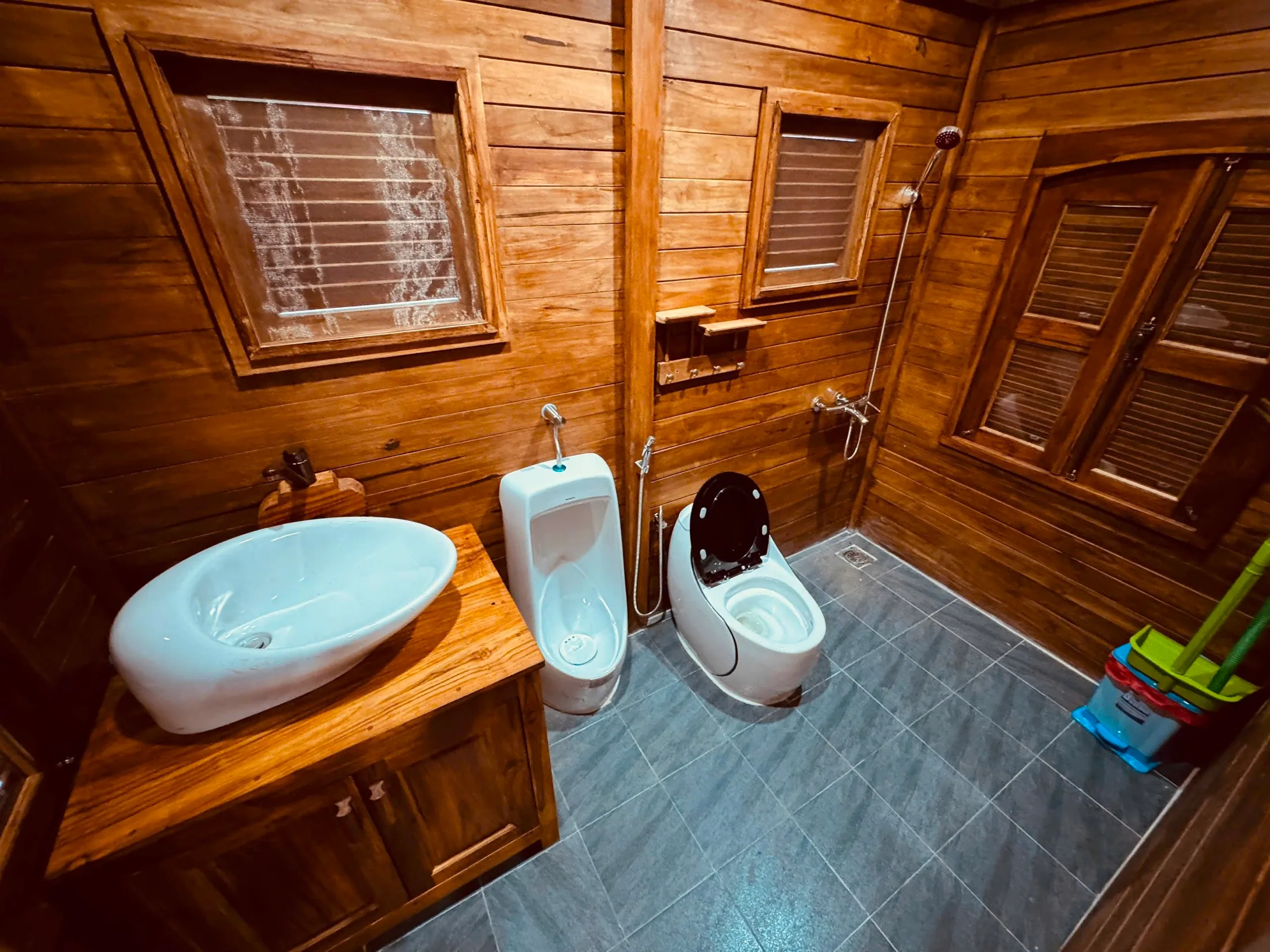 Khu vệ sinh bên trong nhà gỗ