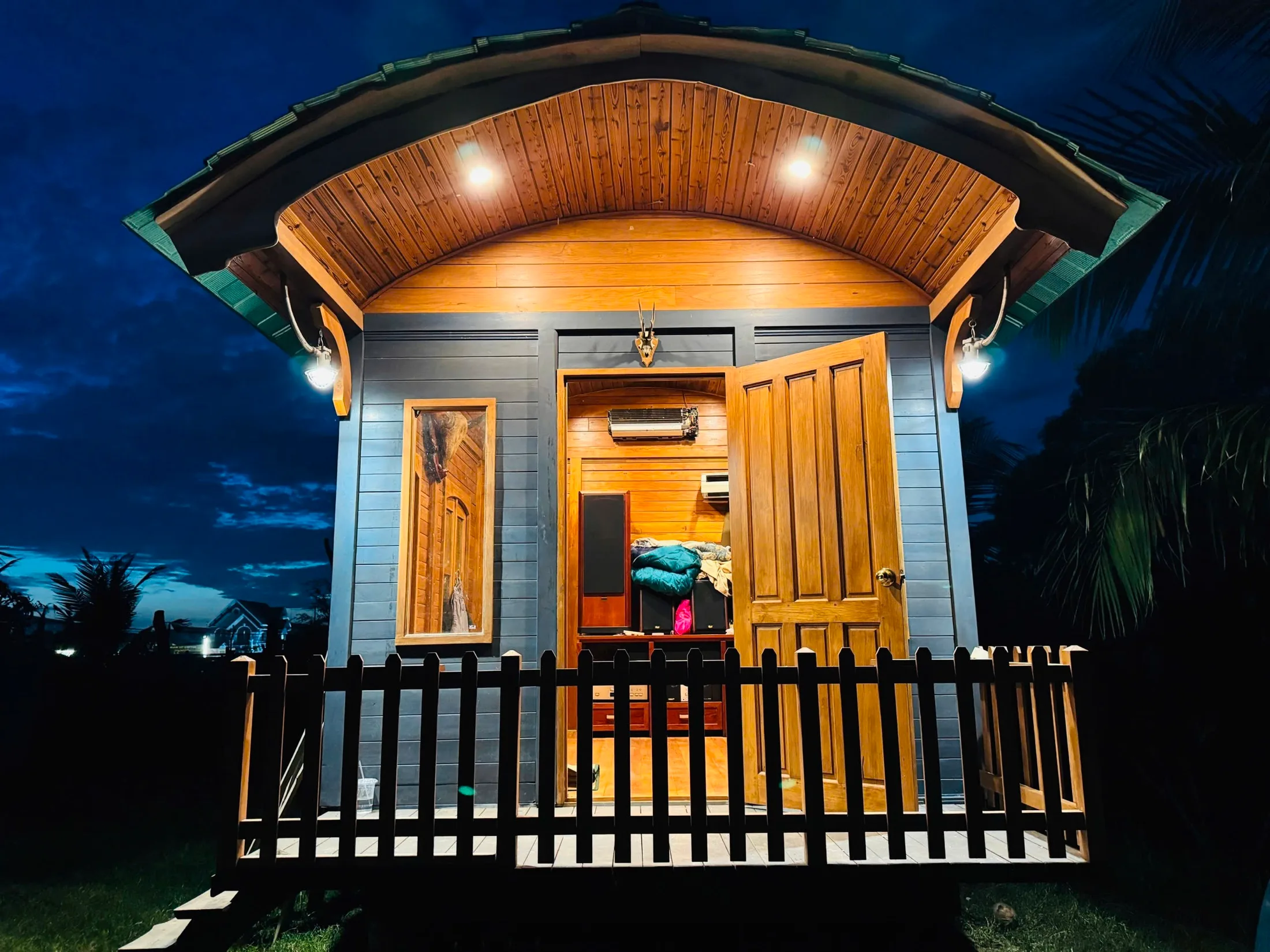 Mặt tiền nhà gỗ Ecolog House vào ban đêm
