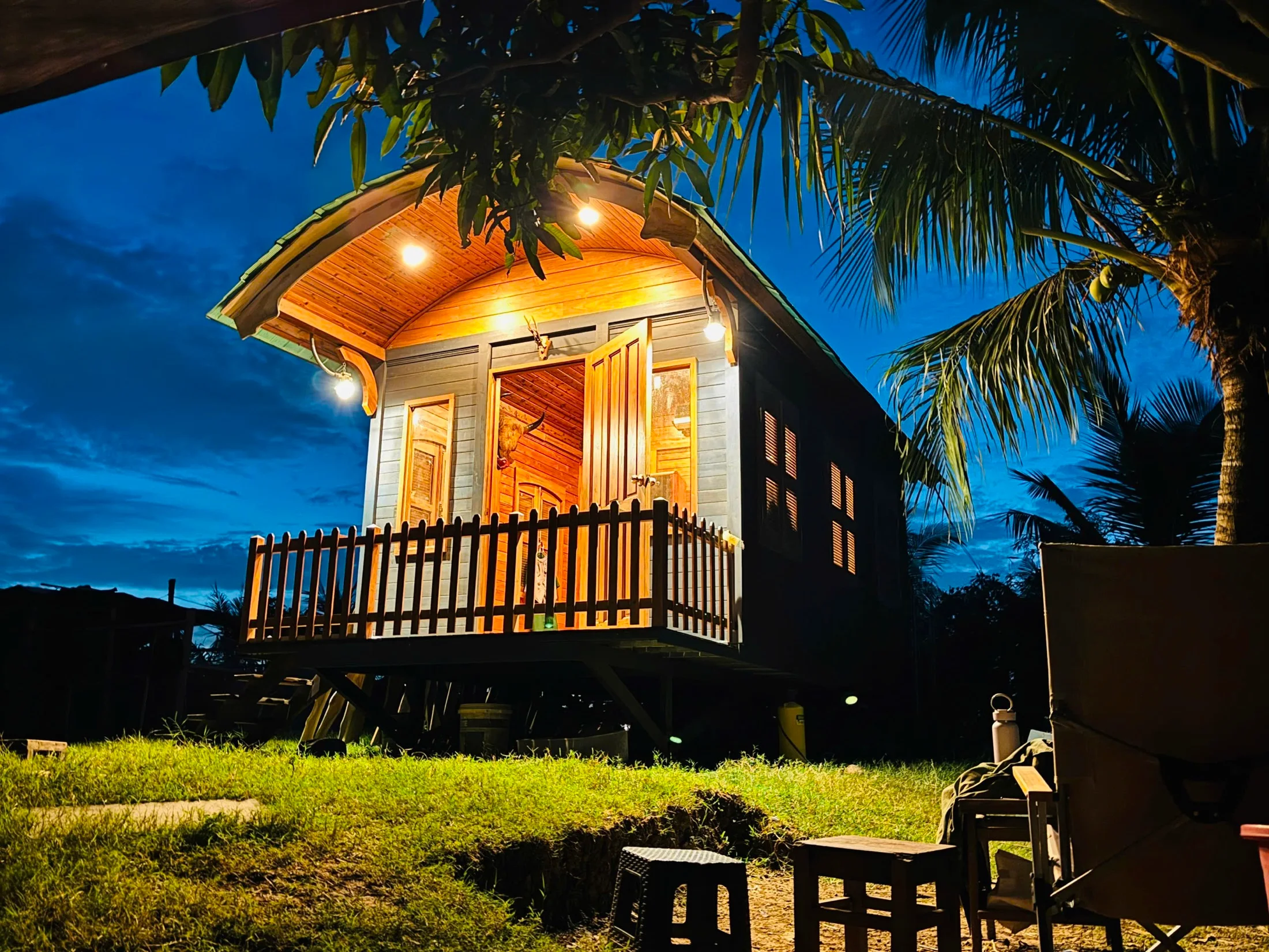 Nhà gỗ Ecolog House lên đèn giữa khu vườn
